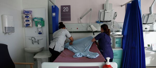 Nurses prepare a bed on a ward at St Thomas' Hospital in central London January 28, 2015 - Sputnik International
