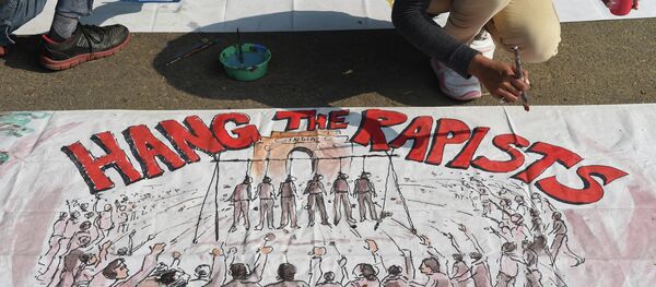An Indian artist works on a banner condemning rape in New Delhi on December 16, 2014 - Sputnik International
