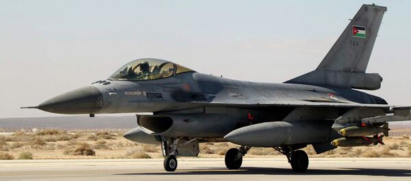 A Royal Jordanian Air Force plane takes off from an air base to strike the Islamic state in the Syrian city of Raqqa February 5, 2015 - Sputnik International