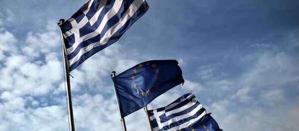 Greek and EU flags wave in the port of the eastern Greek island of Samos in January 20, 2015 - Sputnik International