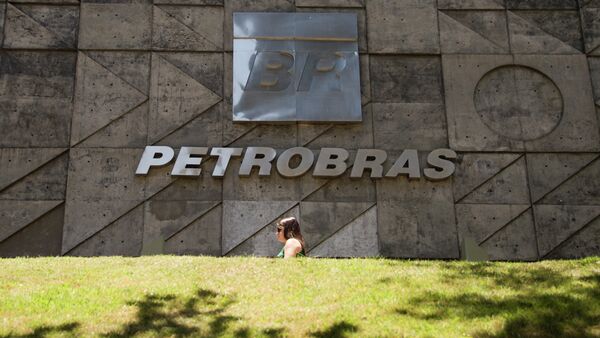 People walk past Petrobras building in Rio de Janeiro, Brazil on December 12, 2014 - Sputnik International
