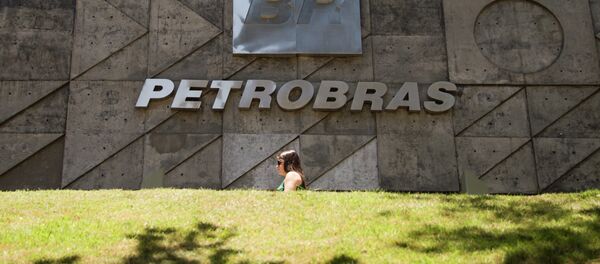 People walk past Petrobras building in Rio de Janeiro, Brazil on December 12, 2014 - Sputnik International