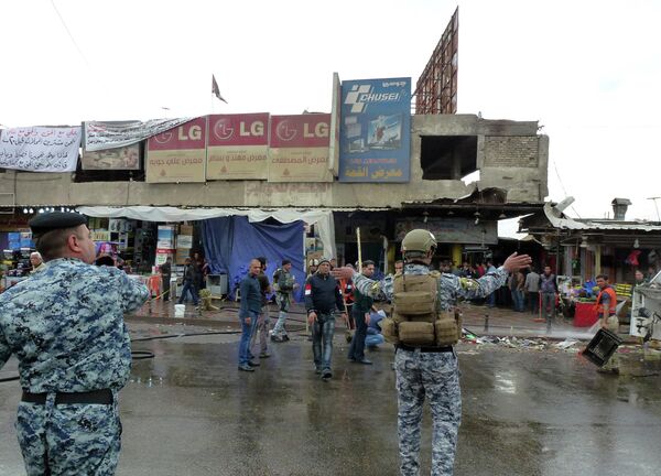 Iraqi police clear pedestrians of a street after a suicide bomber detonated explosives inside a restaurant in Baghdad al-Jadida, east of the capital, on February 7, 2015 Iraqi police clear pedestrians of a street after a suicide bomber detonated explosives inside a restaurant in Baghdad al-Jadida, east of the capital, on February 7, 2015 - Sputnik International