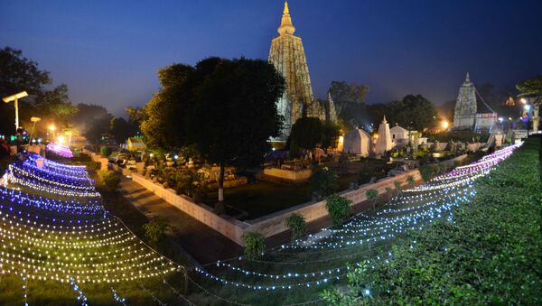 The Mahabodhi temple is illuminated with lights on the occassion of 10th Tipitaka Chanting for World Peace in Bodhgaya in Bihar - Sputnik International