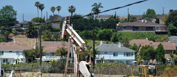 Oil rig extracts petroleum in Culver City, California - Sputnik International