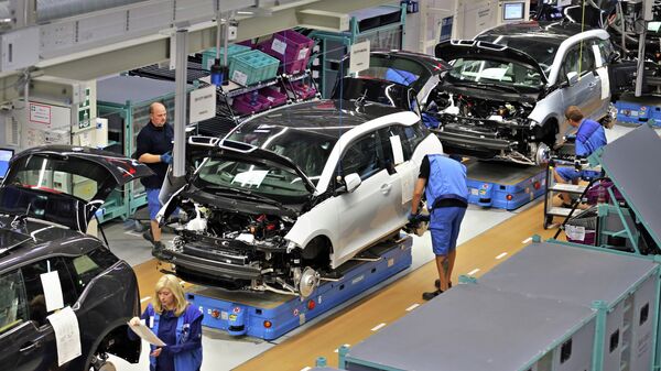 Employees of German carmaker BMW work on the production of the new electrical vehicle i3 at the plant in Leipzig - Sputnik International