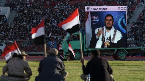 Supporters of Houthi Shiites, who took over the government of Yemen and installed a new committee to govern, listen to a live speech by Abdul-Malik al-Houthi - Sputnik International