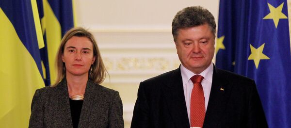 Ukrainian President Petro Poroshenko, right and EU foreign affairs chief Federica Mogherini - Sputnik International