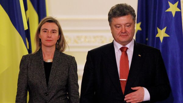 Ukrainian President Petro Poroshenko, right and EU foreign affairs chief Federica Mogherini - Sputnik International