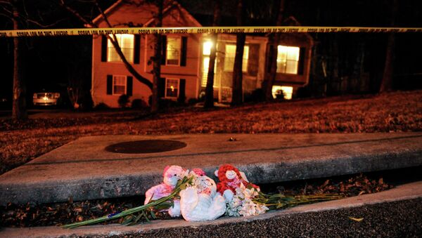 A makeshift memorial is shown outside a home in a suburban neighborhood in Douglasville, Georgia, February 7, 2015. At least seven people were shot in the community west of Atlanta on Saturday in an attach that left five people dead, local media reports - Sputnik International