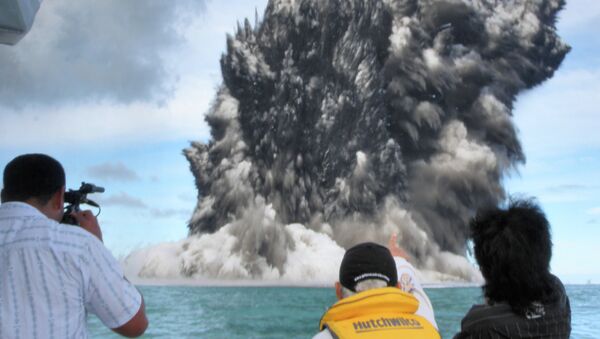 Picture dated March 18, 2009 showing an undersea volcano eruption about 10 to 12 kilometres (six to seven miles) off the Tongatapu coast of Tonga sending plumes of steam and smoke hundreds of metres into the air - Sputnik International