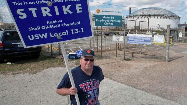 A worker from the United Steelworkers (USW) union walks a picket line outside the Shell Oil Deer Park Refinery in Deer Park, Texas February 1, 2015 - Sputnik International