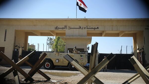 An Egyptian soldier keeps watch at the closed Rafah border crossing, between southern Gaza Strip and Egypt. - Sputnik International