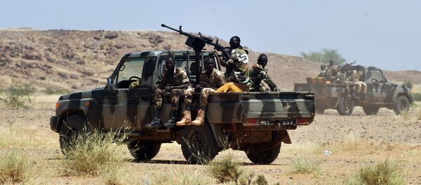 Nigerien army patrolmen ride on vehicles in Ingall, northern Niger, on September 25, 2010 Nigerien army patrolmen ride on vehicles in Ingall, northern Niger, on September 25, 2010 - Sputnik International