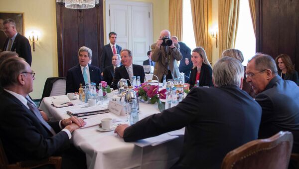 US Secretary of State John Kerry (2nd L) talks during a meeting with Russian Foreign Minister Sergei Lavrov (R) and other members of the the Quartet on the Middle East on the third day of the 51st Munich Security Conference (MSC) in Munich, southern Germany, on February 8, 2015 - Sputnik International