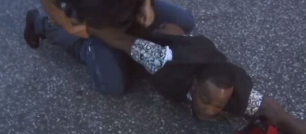 Screenshot from a video in which Christopher Lamont Beatty is arrested for drinking Arizona Ice Tea - Sputnik International