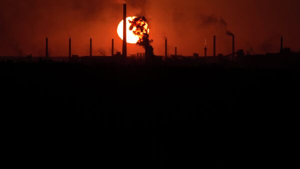 The sun sets over a chemical factory near the city of Donetsk - Sputnik International
