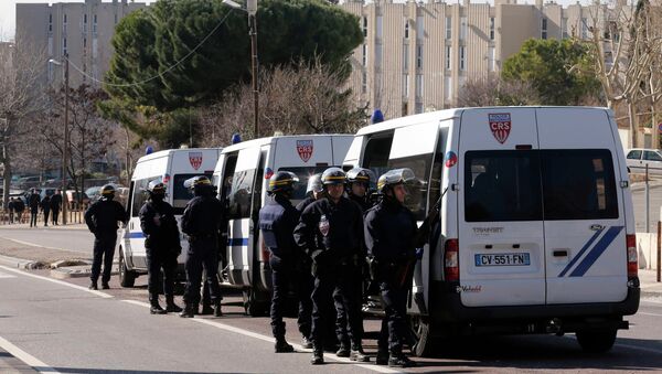 French CRS riot police officers secure the access to the Castellane housing area in Marseille, February 9, 2015 - Sputnik International