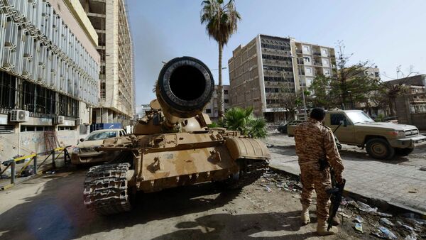 A member of the Libyan pro-government forces, backed by locals, stands near a tank outside the Central Bank, near Benghazi port, January 21, 2015 - Sputnik International