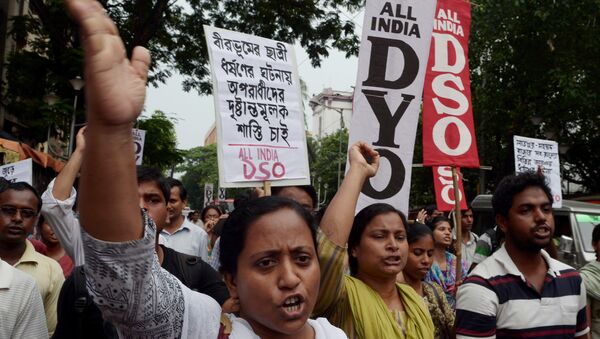 Indian sctivists from the Social Unity Center of India (SUCI) shout slogans against the state government during a protest against the alleged rape of a schoolgirl by three teenage boys in Kolkata on June 2, 2014 - Sputnik International