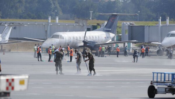 Members of Guatemalan Army clean ashes off of the runway of the La Aurora international airport, reported to be temporarily closed, in Guatemala City on February 8, 2015 - Sputnik International