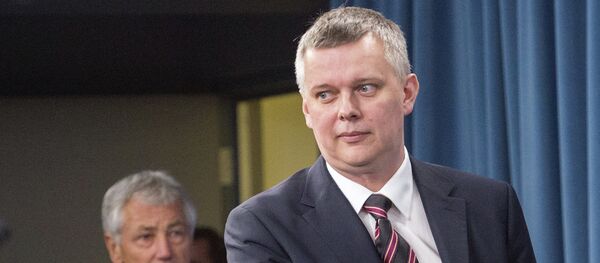 Poland’s Minister of National Defense Tomasz Siemoniak(R) walks into the briefing room of the Pentagon. of the Pentagon. - Sputnik International