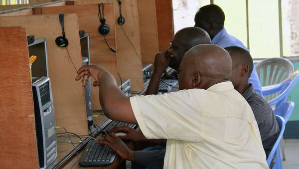 Local residents use computers at an internet cafe in Kinshasa. - Sputnik International
