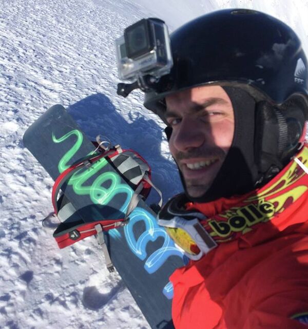 Radu took a selfie of himself after emerging from the snow unharmed. - Sputnik International