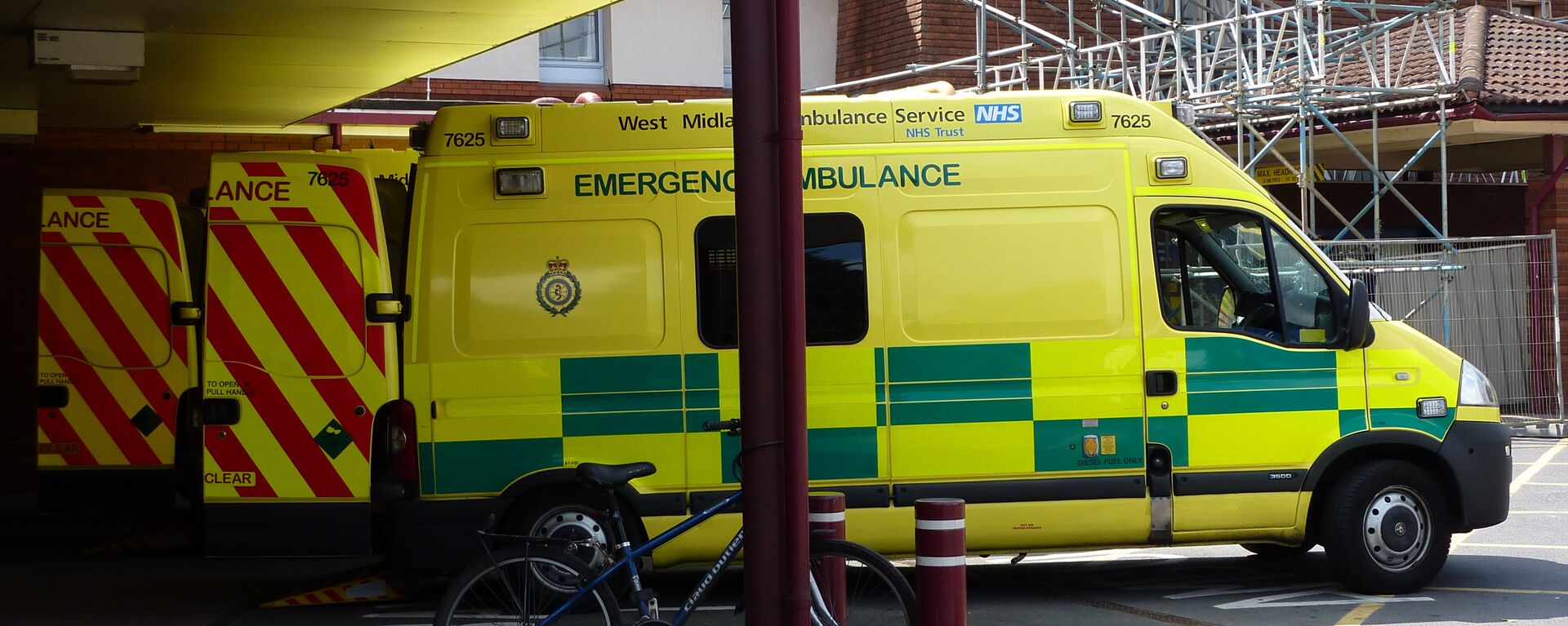 A row of NHS West Midlands Ambulance Service emergency ambulances, outside the Accident & Emergency department of Warwick Hospital. - Sputnik International, 1920, 30.11.2022