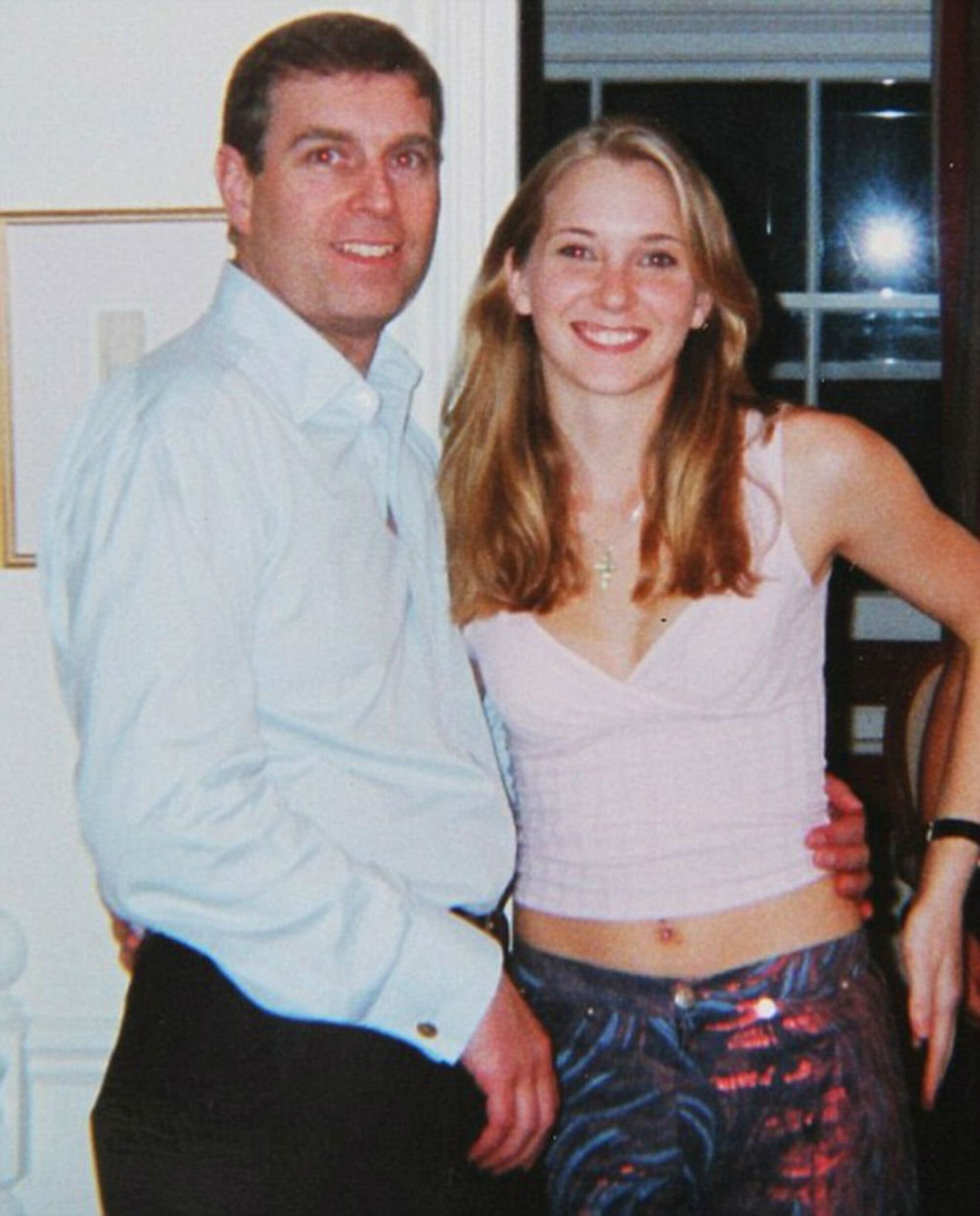 Virginia Roberts alleged that she was 17 when she was forced to have sex with Prince Andrew, pictured here with Roberts in early 2001. - Sputnik International, 1920, 16.10.2022