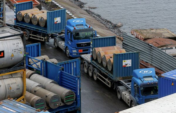 Trucks carrying containers with uranium to be used as fuel for nuclear reactors line up for loading them, on a port in St. Petersburg, Russia, Thursday, Nov. 14, 2013 Trucks carrying containers with uranium to be used as fuel for nuclear reactors line up for loading them, on a port in St. Petersburg, Russia, Thursday, Nov. 14, 2013 - Sputnik International