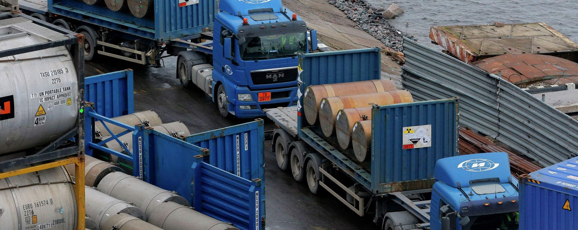 Trucks carrying containers with uranium to be used as fuel for nuclear reactors line up for loading them, on a port in St. Petersburg, Russia, Thursday, Nov. 14, 2013 - Sputnik International, 1920, 12.08.2024