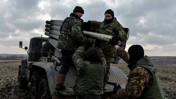 Ukrainian servicemen load Grad rockets outside Debaltsevo, eastern Ukraine February 8, 2015 - Sputnik International
