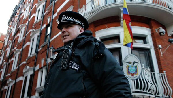 A police officer walks past the Ecuador embassy following a shift change in London February 6, 2015 - Sputnik International