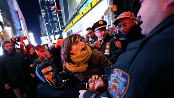 In this Dec. 4, 2014, file photo, police make arrests after protesters rallying against a grand jury's decision not to indict the police officer involved in the death of Eric Garner attempted to block traffic at the intersection of 42nd Street and Seventh Avenue near Times Square, in New York - Sputnik International