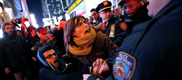In this Dec. 4, 2014, file photo, police make arrests after protesters rallying against a grand jury's decision not to indict the police officer involved in the death of Eric Garner attempted to block traffic at the intersection of 42nd Street and Seventh Avenue near Times Square, in New York In this Dec. 4, 2014, file photo, police make arrests after protesters rallying against a grand jury's decision not to indict the police officer involved in the death of Eric Garner attempted to block traffic at the intersection of 42nd Street and Seventh Avenue near Times Square, in New York - Sputnik International