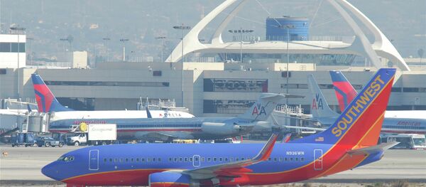 A plane making its final descent into Los Angeles International Airport on Sunday reported a near collision with a small, recreational drone. - Sputnik International