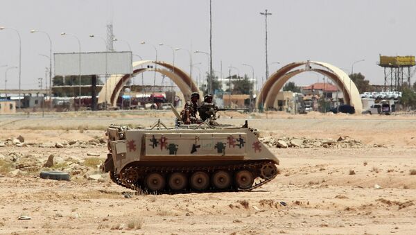 Jordanian soldiers on a tank secure the area near the Al-Karameh border point with Iraq on June 25, 2014 - Sputnik International