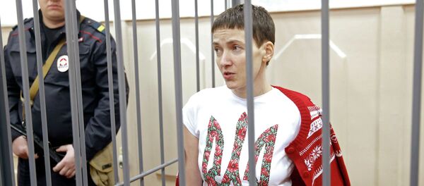 Ukrainian army pilot Nadezhda (Nadia) Savchenko looks out from a defendant's cage during a hearing at the Basmanny district court in Moscow February 10, 2015 Ukrainian army pilot Nadezhda (Nadia) Savchenko looks out from a defendant's cage during a hearing at the Basmanny district court in Moscow February 10, 2015 - Sputnik International