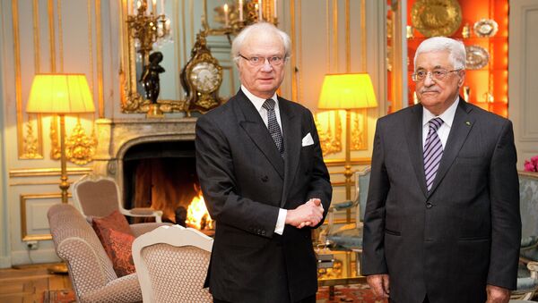 Palestinian president Mahmoud Abbas (R) poses for a picture with Sweden's King Carl Gustaf on February 10, 2015 at the Royal Palace in Stockholm - Sputnik International