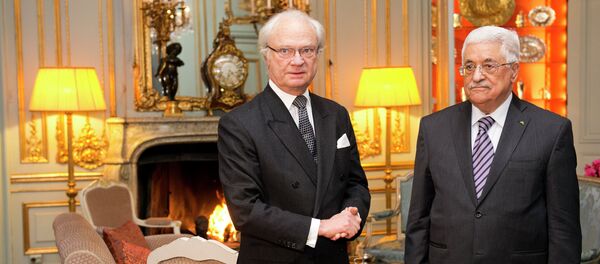 Palestinian president Mahmoud Abbas (R) poses for a picture with Sweden's King Carl Gustaf on February 10, 2015 at the Royal Palace in Stockholm Palestinian president Mahmoud Abbas (R) poses for a picture with Sweden's King Carl Gustaf on February 10, 2015 at the Royal Palace in Stockholm - Sputnik International