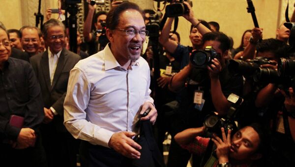 Malaysia's opposition leader Anwar Ibrahim (C) arrives for the verdict in his final appeal against a conviction for sodomy, at the federal court in Putrajaya, February 10, 2015 - Sputnik International