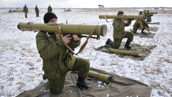Ukrainian army soldiers perform a weapons exercise at a training ground outside Lviv, western Ukraine, Thursday, Feb. 5, 2015 - Sputnik International