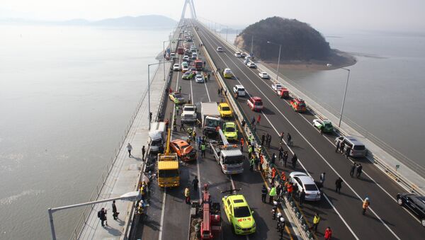 This general view shows a multiple collision that occurred in heavy fog on the Seoul-bound lane (L) of a bridge forming part of the main expressway linking Incheon airport, west of Seoul, - Sputnik International