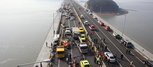 This general view shows a multiple collision that occurred in heavy fog on the Seoul-bound lane (L) of a bridge forming part of the main expressway linking Incheon airport, west of Seoul, This general view shows a multiple collision that occurred in heavy fog on the Seoul-bound lane (L) of a bridge forming part of the main expressway linking Incheon airport, west of Seoul, - Sputnik International