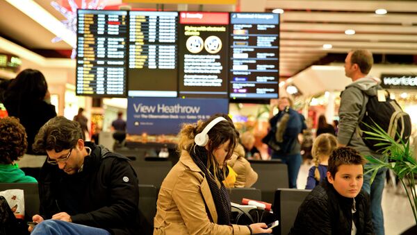 Passengers wait at Heathrow Airport in London, Friday, Dec. 12, 2014. - Sputnik International