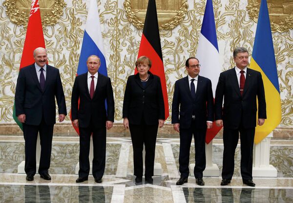 Belarus' President Alexander Lukashenko (L), Russia's President Vladimir Putin (2nd L), Ukraine's President Petro Poroshenko (R), Germany's Chancellor Angela Merkel (C) and France's President Francois Hollande pose for a family photo during peace talks in Minsk, February 11, 2015. - Sputnik International
