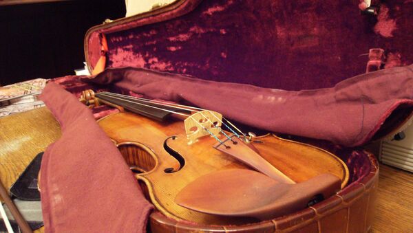A Stradivarius violin similar to the one purportedly owned by Chicago mobster Frank Calabrese Sr. - Sputnik International
