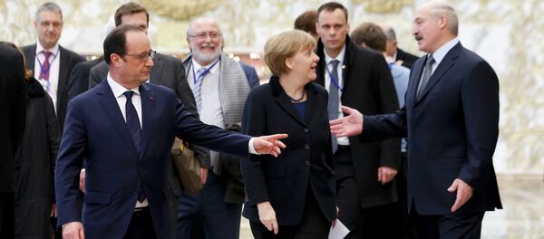 French President Francois Hollande and German Chancellor Angela Merkel speak to Belarussian President Alexander Lukashenko (R) after peace talks on resolving the Ukrainian crisis in Minsk - Sputnik International