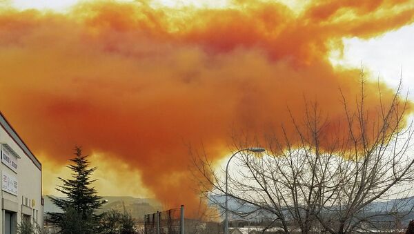 An orange toxic cloud is seen over the town of Igualada, near Barcelona, following an explosion in a chemical plant - Sputnik International